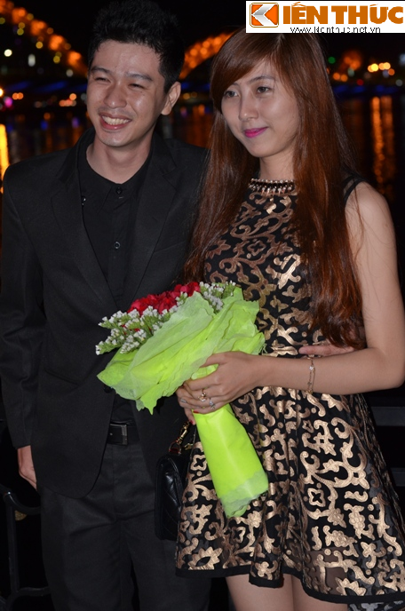 Nhiều cặp đôi cũng có những cách thể hiện tình yêu khác khi đến nơi đây. Họ đã chọn cây cầu tình yêu để tặng những món quà, bó hoa tươi thắm đến người yêu của mình.