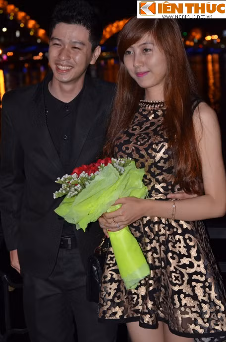 Nhiều cặp đôi cũng có những cách thể hiện tình yêu khác khi đến nơi đây. Họ đã chọn cây cầu tình yêu để tặng những món quà, bó hoa tươi thắm đến người yêu của mình.