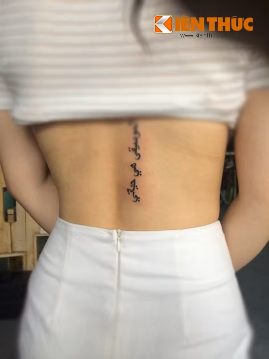 Những hình ảnh, ký hiệu trên lưng.