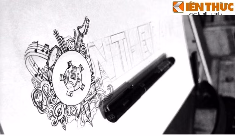 Tiếp theo là công việc lên bảng mẫu ban đầu trên máy tính. Từ bảng mẫu vi tính, người xăm sẽ scan lên da của người được xăm. Từ đó, người xăm hình chỉ việc chăm chú vào mẫu đó mà xăm theo đúng kích thước, mẫu mã, và đường nét, màu sắc hợp lí.