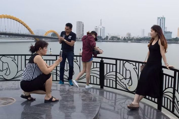 Không kể ngày hay đêm, dòng người đổ về cây cầu này ngày một đông đúc. Họ cố "chộp" lại những khoảnh khắc đẹp và ý nghĩa từ cây cầu độc đáo nhất Việt Nam này ở thành phố biển Đà Nẵng.