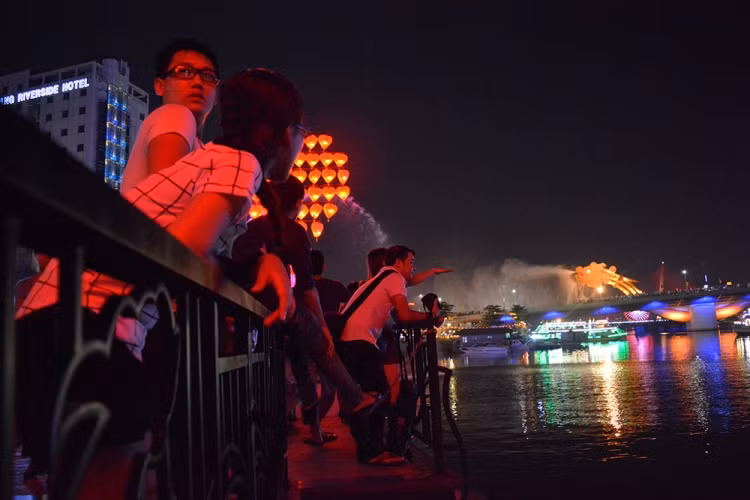 Cầu tình yêu nằm án ngữ ngay trên con sông Hàn huyền thoại và ngay tại vị trí trung tâm đắc địa cầu Rồng và cầu sông Hàn. Từ đây, du khách, người dân và đôi bạn trẻ có thể ngắm cảnh đẹp huyền ảo của hai cây cầu điểm nhấn của Đà Nẵng.