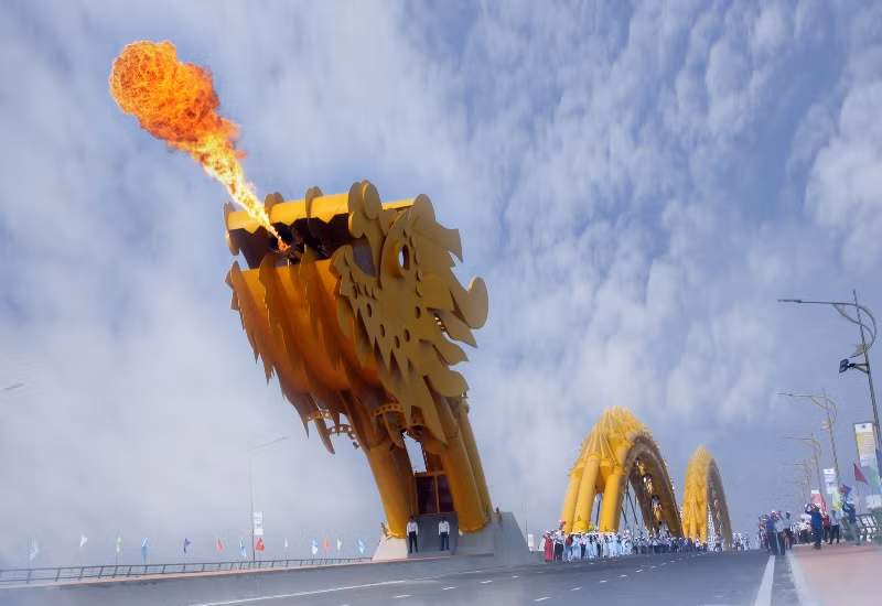  3. Cầu Rồng – cầu có thiết kế con Rồng độc đáo nhất thế giới: Đây là một trong những cây cầu có vẻ đẹp quyến rũ bởi kiến trúc độc đáo với phần nhịp thép có hình dáng một con rồng dài 560m, nặng gần 9.000 tấn. Hình dáng cây cầu được mô phỏng theo hình tượng con rồng thời Lý, gửi gắm ước vọng vươn lên mạnh mẽ của thành phố trẻ, với tâm thế vươn ra Biển Đông. Cầu được xác nhận con rồng bằng thép trên cầu Rồng là nặng và dài nhất thế giới.