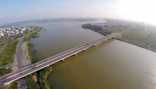  8. Cầu Tiên Sơn – Cây cầu thương mại huyết mạch của thành phố: Cầu được khánh thành vào tháng 2/2002 với kinh phí 150,3 tỉ đồng lấy từ nguồn vay ODA của Chính phủ Nhật bản thông qua Ngân hàng Hợp tác quốc tế Nhật Bản (JIBIC) và vốn đối ứng từ ngân sách Nhà nước Việt Nam. Cầu được hợp long ngày 23/11/2003 và khánh thành ngày 19/2/2004.