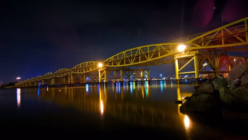  5. Cầu Nguyễn Văn Trỗi – cây cầu “chứng nhân lịch sử” Việt Nam: Cầu Nguyễn Văn Trỗi được Hãng thầu RMK của Mỹ xây dựng những năm 1960, gồm 14 nhịp giàn thép Poni có tổng chiều dài 513,8m, khổ cầu 10,5m, phần xe chạy 8,5m, không có lề dành cho người đi bộ. Đây là cầu đường bộ đầu tiên bắc qua sông Hàn, được xây dựng nhằm chuyên chở khí tài chiến tranh từ cảng Tiên Sa vào nội đô Đà Nẵng, để quân đội Mỹ vận hành cỗ máy chiến tranh khốc liệt tại khu vực miền Trung Việt Nam.