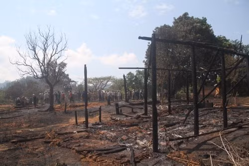 4. Bị sét đánh, 12 căn nhà gỗ quý cháy rụi Ngày 1/5, ông Đinh Sứk- Chủ tịch UBND huyện Chư Păh (Gia Lai) cho biết, sét đã đánh trúng làng Kon Sơ Lăl cũ (xã Hà Tây) gây ra hỏa hoạn làm 11 căn nhà sàn cùng 1 căn nhà rông của làng bị thiêu rụi.