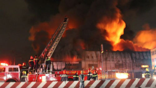 3. Cháy nổ dữ dội tại kho hàng công ty hóa chất Khoảng 22h tối 26/4, hàng loạt tiếng nổ lớn làm nhiều thùng phuy văng ra xa kèm theo ngọn lửa cháy dữ dội tại khu vực nhà kho của Công ty TNHH thương mại và dịch vụ Vân Trúc (số 100/1G, đường ĐT743, khu phố Đồng An, P.Bình Hòa, thị xã Thuận An, Bình Dương) khiến nhiều người bỏ chạy.