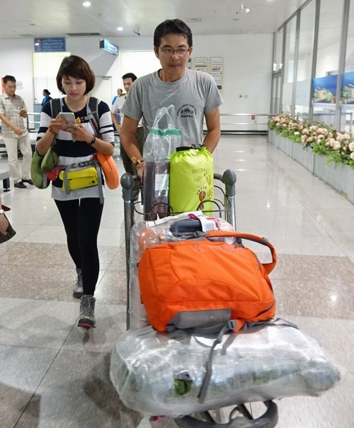 6. Bốn người trong đoàn leo núi tại Nepal đã về đến Tân Sơn Nhất Trưa ngày 2/5, chuyến bay CZ 3069 của Hãng hàng không China Southern đã đưa bốn trong số 5 người Việt leo núi bị mắc kẹt tại Nepal sau trận động đất vừa qua về đến Tân Sơn Nhất.