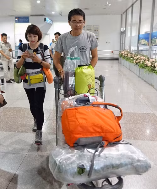 6. Bốn người trong đoàn leo núi tại Nepal đã về đến Tân Sơn Nhất Trưa ngày 2/5, chuyến bay CZ 3069 của Hãng hàng không China Southern đã đưa bốn trong số 5 người Việt leo núi bị mắc kẹt tại Nepal sau trận động đất vừa qua về đến Tân Sơn Nhất.