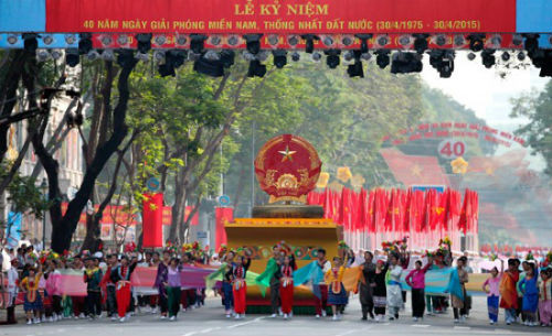 1. Việt Nam kỷ niệm 40 năm thống nhất đất nước Sáng 30/4, lễ kỷ niệm 40 năm Ngày giải phóng miền Nam, thống nhất đất nước (30/4/1975 – 30/4/2015) đã được long trọng tổ chức trước hội trường Thống nhất, quận 1, TP HCM với một cuộc diễu hành lớn, tập trung khoảng 6.000 binh sĩ và người dân tham gia. 