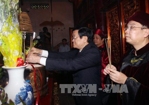 2. Phú Thọ long trọng tổ chức Lễ giỗ Tổ Hùng Vương năm 2015 Sáng 28/4 (tức 10/3 âm lịch), tại Điện Kính Thiên trên đỉnh núi Nghĩa Lĩnh, thuộc Khu di tích lịch sử đặc biệt quốc gia Đền Hùng, tỉnh Phú Thọ đã tổ chức trọng thể Lễ giỗ Tổ Hùng Vương nhằm tưởng nhớ, tri ân công đức tổ tiên đã có công dựng nước, lập nên Nhà nước Văn Lang - quốc gia đầu tiên trong lịch sử dân tộc Việt Nam. 