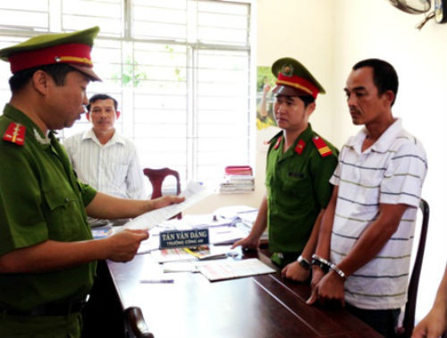 8. Bắt giam tài xế xe khách gây tai nạn làm 6 người tử vong Trưa 2/5, Cơ quan CSĐT Công an huyện Hòa Vang (Đà Nẵng) đã tống đạt quyết định khởi tố vụ án, khởi tố bị can và thực hiện lệnh bắt tạm giam tài xế xe khách trong vụ húc xe ô tô bay hơn 100 mét khiến 6 người chết, 1 người nguy kịch xảy ra lúc 10h30 ngày 29/4.