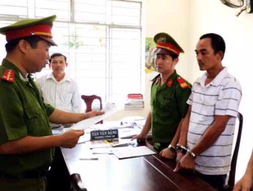 8. Bắt giam tài xế xe khách gây tai nạn làm 6 người tử vong Trưa 2/5, Cơ quan CSĐT Công an huyện Hòa Vang (Đà Nẵng) đã tống đạt quyết định khởi tố vụ án, khởi tố bị can và thực hiện lệnh bắt tạm giam tài xế xe khách trong vụ húc xe ô tô bay hơn 100 mét khiến 6 người chết, 1 người nguy kịch xảy ra lúc 10h30 ngày 29/4.