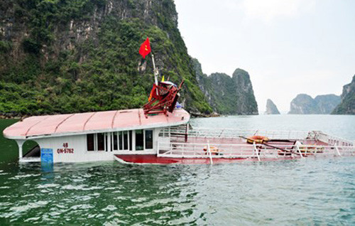 7. Tàu chở 48 du khách bị chìm trên vịnh Hạ Long Khoảng 11h20 sáng 2/5, tàu du lịch Đôn Hiền QN 5762 chở 48 khách (36 người lớn, 12 trẻ em) tham quan vịnh Hạ Long, bất ngờ va chạm với tàu vận tải chở đá xây dựng QN 6926. Rất may toàn bộ hành khách nhanh chóng được lực lượng tuần tra kịp thời đến chuyển toàn bộ khách du lịch cùng tài sản và 4 thuyền viên về cảng tàu du lịch Tuần Châu an toàn. Hiện nguyên nhân vụ việc đang được điều tra.