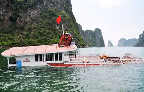 7. Tàu chở 48 du khách bị chìm trên vịnh Hạ Long Khoảng 11h20 sáng 2/5, tàu du lịch Đôn Hiền QN 5762 chở 48 khách (36 người lớn, 12 trẻ em) tham quan vịnh Hạ Long, bất ngờ va chạm với tàu vận tải chở đá xây dựng QN 6926. Rất may toàn bộ hành khách nhanh chóng được lực lượng tuần tra kịp thời đến chuyển toàn bộ khách du lịch cùng tài sản và 4 thuyền viên về cảng tàu du lịch Tuần Châu an toàn. Hiện nguyên nhân vụ việc đang được điều tra.