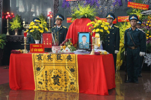 5. Truy phong quân hàm với hai phi công hy sinh vụ Su - 22 Bộ Quốc phòng quyết định truy phong quân hàm trước niên hạn đối với hai phi công hy sinh trong vụ hai máy bay Su - 22 va chạm nhau trên không trong khi đang thực hiện nhiệm vụ huấn luyện chiến đấu: phi công Lê Văn Nghĩa (nguyên Phó Trung đoàn trưởng Trung đoàn Không quân 937) từ Trung tá lên Thượng tá; phi công Nguyễn Anh Tú (nguyên Phi đội phó Phi đội 1, Trung đoàn Không quân 937 từ Đại úy lên Thiếu tá. Lễ truy điệu hai liệt sỹ này cũng được tổ chức trọng thể, xúc động.