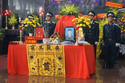 5. Truy phong quân hàm với hai phi công hy sinh vụ Su - 22 Bộ Quốc phòng quyết định truy phong quân hàm trước niên hạn đối với hai phi công hy sinh trong vụ hai máy bay Su - 22 va chạm nhau trên không trong khi đang thực hiện nhiệm vụ huấn luyện chiến đấu: phi công Lê Văn Nghĩa (nguyên Phó Trung đoàn trưởng Trung đoàn Không quân 937) từ Trung tá lên Thượng tá; phi công Nguyễn Anh Tú (nguyên Phi đội phó Phi đội 1, Trung đoàn Không quân 937 từ Đại úy lên Thiếu tá. Lễ truy điệu hai liệt sỹ này cũng được tổ chức trọng thể, xúc động.