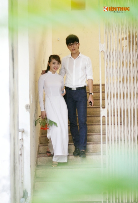 Hành lang dãy phòng học cũ kỹ kia vẫn còn đấy, in đậm mỗi bước chân của biết bao thế hệ học trò. Tuy xa mà gần, tuy gần mà xa, và sẽ thấy yêu lắm, thương lắm, nhớ lắm!