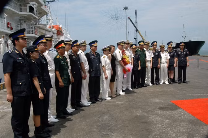 Chuyến thăm gần đây nhất của Cảnh sát biển Nhật Bản tới Việt Nam là tàu huấn luyện Kojima đến Đà Nẵng hôm 30/7/2013 và cũng có những hoạt động giao lưu, trao đổi kinh nghiệm thực thi pháp luật trên biển. Ảnh: Chụp ảnh lưu niệm giữa tàu cảnh sát biển Việt Nam và Nhật Bản.