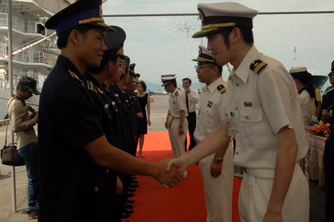 Tàu Cảnh sát Nhật Bản Yashima do thuyền trưởng Akihiro Hirano chỉ huy. Ảnh: đoàn Nhật bắt tay xã giao với đại diện Cảnh sát biển Việt Nam.