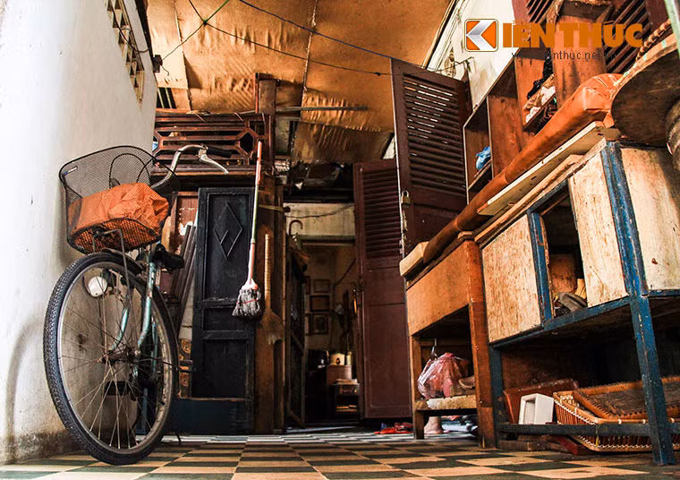 Không gian sinh hoạt chật chội bên trong những căn nhà ở phố cổ Sài Gòn.