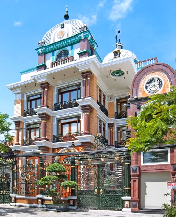 Khu biệt thự Samdi lộng lẫy và hoàng tráng nằm trên trục đường đắt nhất của Trung tâm TP Đà Nẵng.