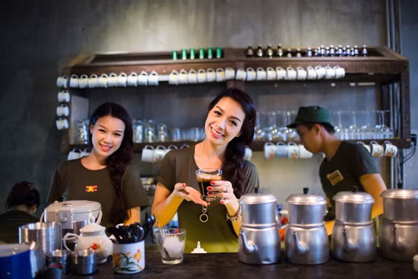 ... phần là để thoải sức tò mò, khám phá không gian "độc nhất vô nhị" tại Cộng Cafe chi nhánh miền Trung này.