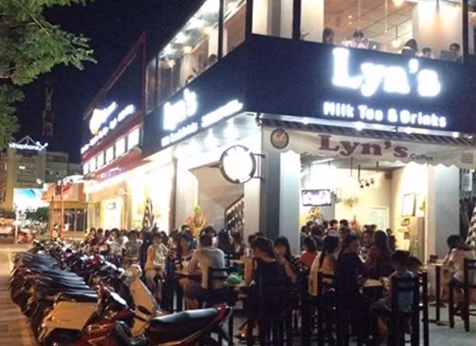 Cũng là quán trà sữa, nhưng khác với Nâu, trà sữa Lyn's ngụ ngay ngã 6 giao nhau giữa Hoàng Diệu - Nguyễn Văn Linh - Phan Châu Trinh - Ông Ích Khiêm, Triệu Nữ Vương, nơi có vị trí đắc địa củaTP Đà Nẵng.