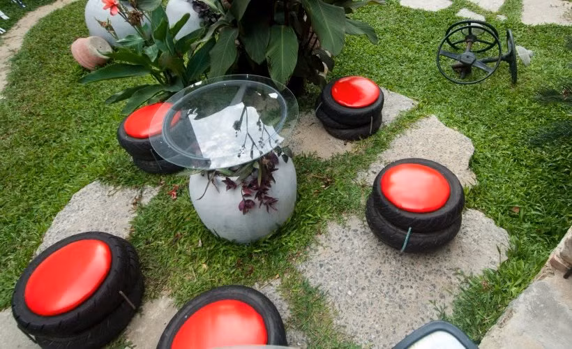 Những chiếc bàn, ghế được lắp từ hai chiếc lốp cao su xe máy và lớp nệm cao su.