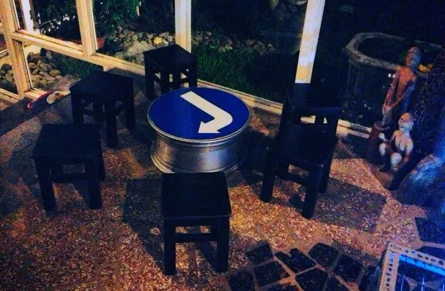 Một chiếc bàn có gắn biển hiệu ưu tiên khá nổi bật.