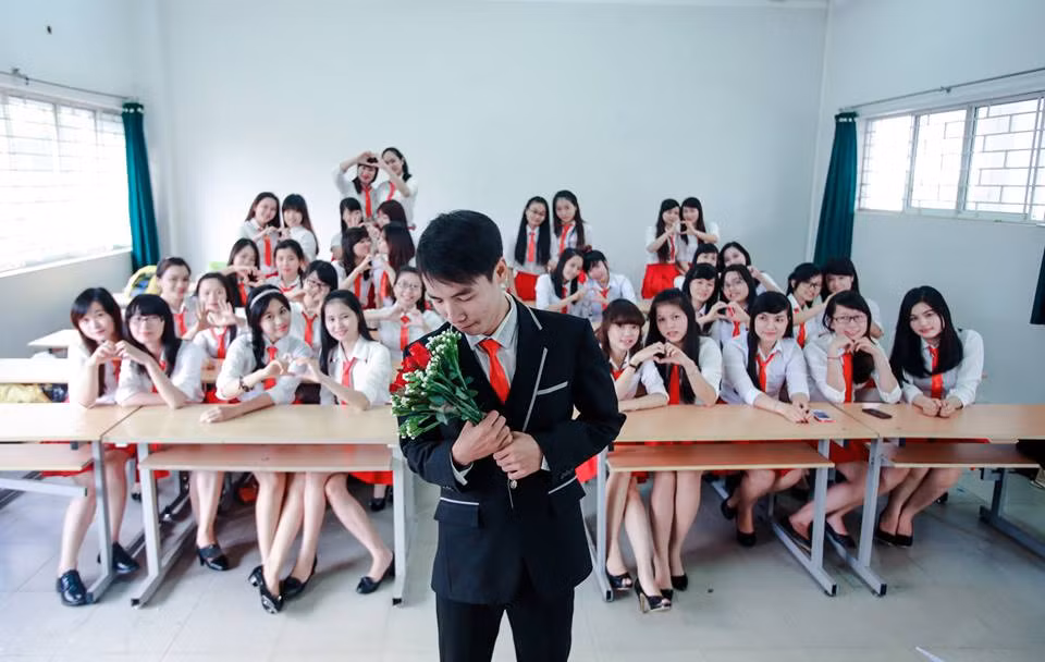 Bạn Phương Anh, thành viên lớp, chia sẻ: "Bộ ảnh với ý tưởng cốt lõi là gửi gắm đến các thành viên của lớp về thông điệp "mai đi bốn phương trời nhưng chúng ta vẫn nhớ về nhau, nhớ về những kỷ niệm dưới ngôi trường này".