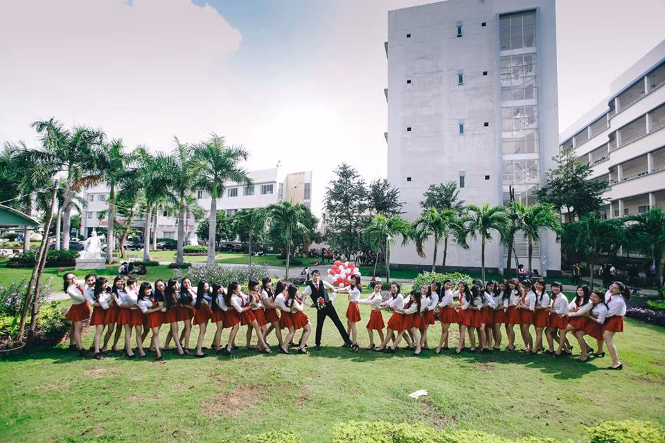 Phối cảnh không gian của bộ ảnh cuối khóa được thực hiện ngay tại khuôn viên trường ĐH Ngoại ngữ Đà Nẵng...