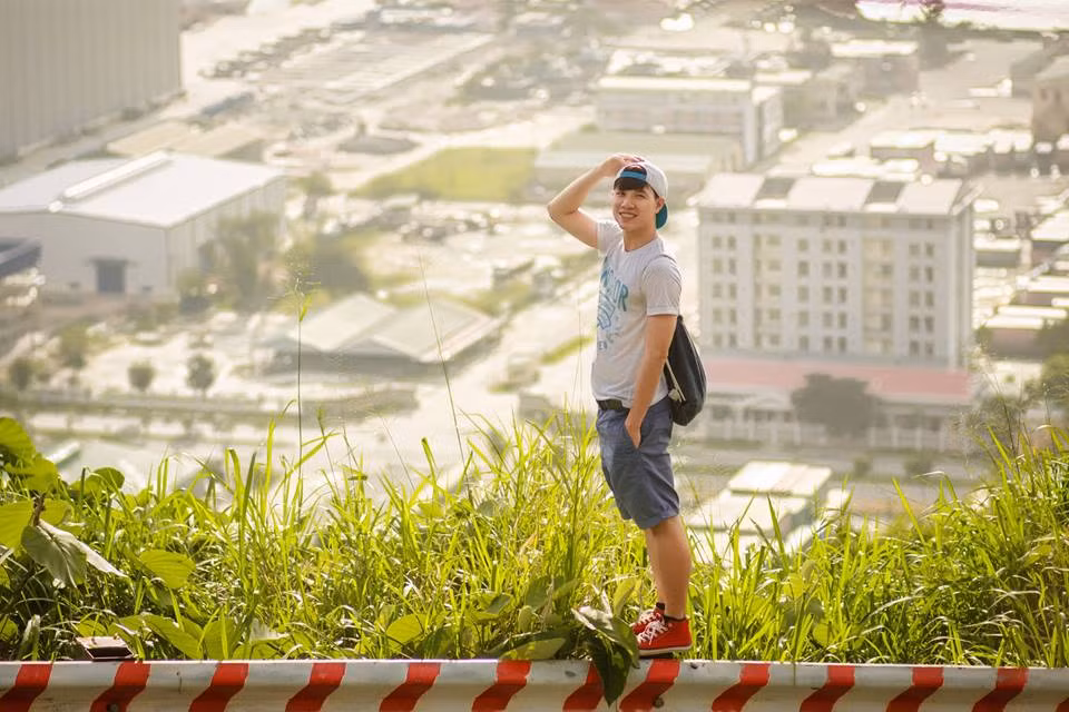 Nguyễn Hoàng chia sẻ: "Mình muốn hòa quyện cùng khung cảnh thiên nhiên nên khi đi ra đường, nhất là du lịch, picnic nên đã phối hợp áo thun - quần lửng để chống lại cái nắng mùa hè".