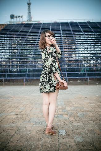 Là người mẫu cho một thương hiệu thời trang, Thanh Hoài luôn tự làm mới mỗi ngày. Trong ảnh, Thanh Hoài diện chiếc váy babydoll họa tiết in hoa kết hợp với mini-bag.