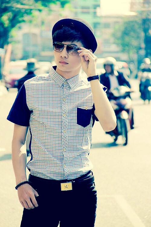 Đặng Văn Đồng chia sẻ, mỗi khi ra phố, đi chơi, Đồng luôn chú ý đến trang phục của mình sao cho phù hợp. Đó là áo sơ mi và quần jean sẫm màu.