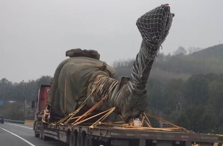 Hình ảnh được cho là phần thân trực thăng vận tải Z-20 do Trung Quốc chế tạo được bọc kín di chuyển trên đường.