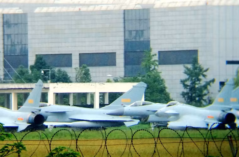 Hình ảnh cho thấy một số máy bay tiêm kích J-10B đã hoàn thiện và xuất hiện tại một căn cứ. Nó cho thấy dường như Trung Quốc đang sản xuất hàng loạt mẫu J-10B với tốc độ rất nhanh.