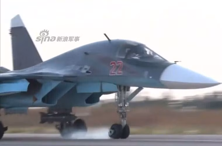 Máy bay cường kích Su-34 của Không quân Nga trở về căn cứ sau phi vụ không kích phiến quân ở Syria. Đây được xem là một trong những hình ảnh đầu tiên mà Nga công bố sự hiện diện quân sự của mình tại Syria.