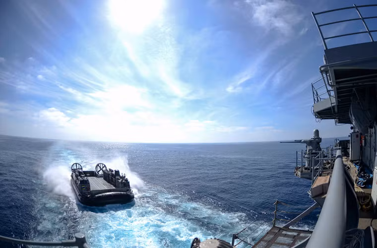 Tàu đệm khí LCAC 44 đang tiếp cận đuôi tàu đổ bộ USS Boxer (LHD 4) trên nền trời Thái Bình Dương đẹp tuyệt vời. Đây có thể xem là hình ảnh quân sự đẹp nhất tuần qua.