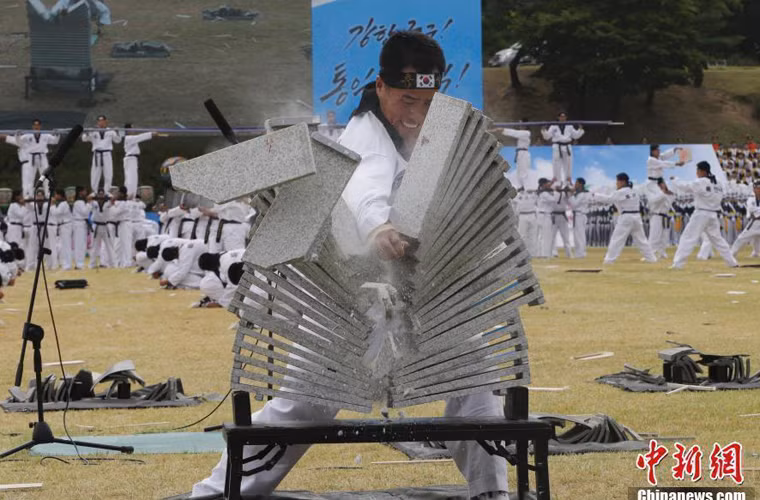 Binh sĩ Hàn Quốc phô diễn sức mạnh với màn đập vỡ chồng gạch trong một cuộc thao diễn quân sự.