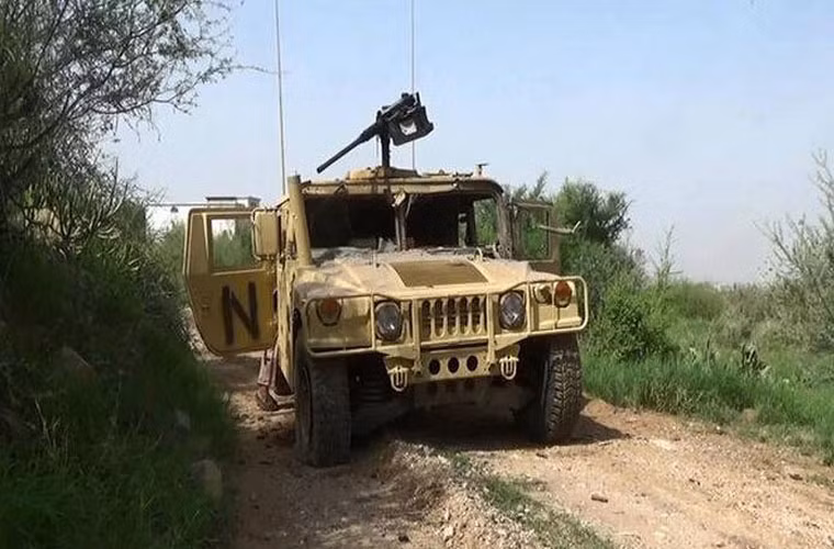 Xe thiết giáp Humvee nổi danh của Mỹ bị bỏ lại trên một đoạn đường ở Yemen.
