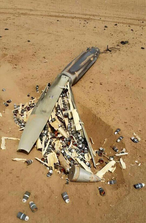 Một loại bom chùm do Mỹ chế tạo rơi xuống đất khi chưa kịp kích hoạt bung “đạn con”. Điều này cũng khiến dấy lên chất lượng vũ khí tối tân của Mỹ.