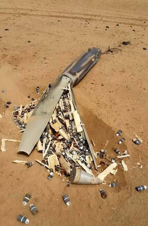 Một loại bom chùm do Mỹ chế tạo rơi xuống đất khi chưa kịp kích hoạt bung “đạn con”. Điều này cũng khiến dấy lên chất lượng vũ khí tối tân của Mỹ.