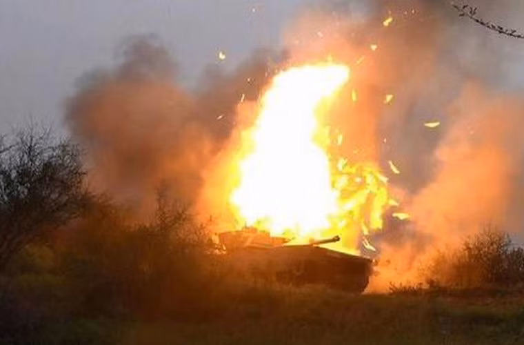 Hình ảnh khủng khiếp chiếc xe tăng M1 Abrams của quân đội Ả-Rập Xê-út bị trúng đạn chống tăng.