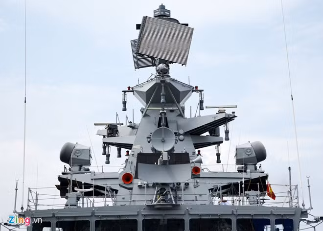 INS Sahyadri thuộc lớp Shivalik, là tàu khu trục tàng hình đa nhiệm được đưa vào phục vụ Hải quân Ấn Độ từ 2012.