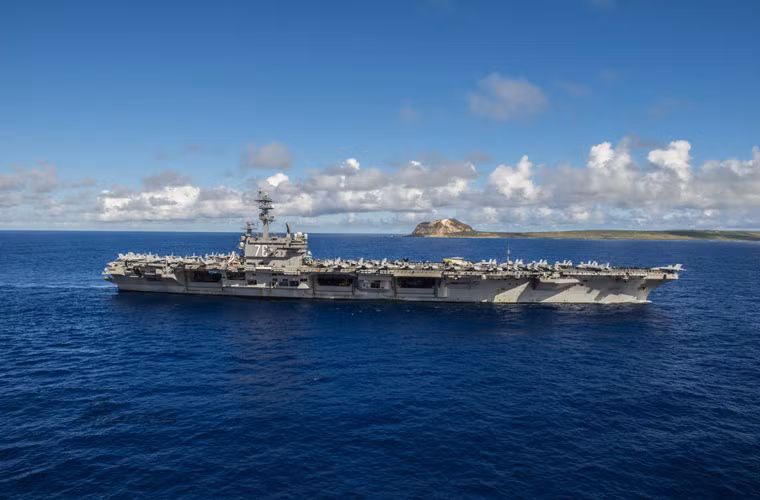  Tàu sân bay USS Ronald Reagan (CVN-76) của Hải quân Mỹ đã cập cảng căn cứ Yokosuka, Nhật Bản vào ngày hôm qua (1/10) bắt đầu thực hiện sứ mệnh "tái cân bằng châu Á - Thái Bình Dương" trong vài năm tới.