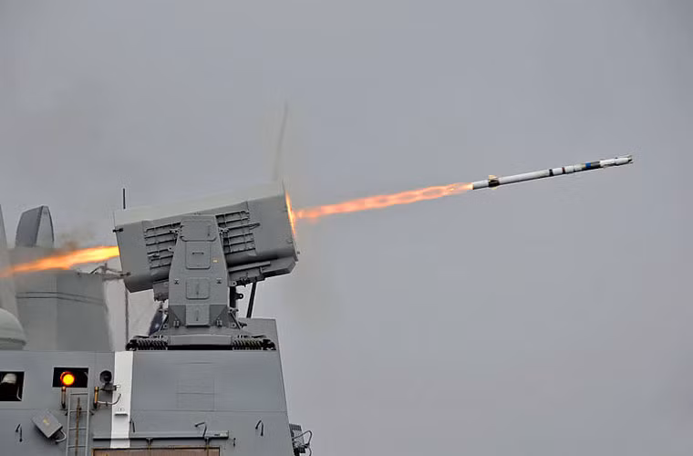 Tàu sân bay được trang bị các hệ thống phòng thủ tầm trung-gần gồm: tên lửa phòng không ESSM (tầm bắn 50km); tên lửa RAM (tầm bắn 9km) và tổ hợp pháo cao tốc 20mm 6 nòng CIWS.