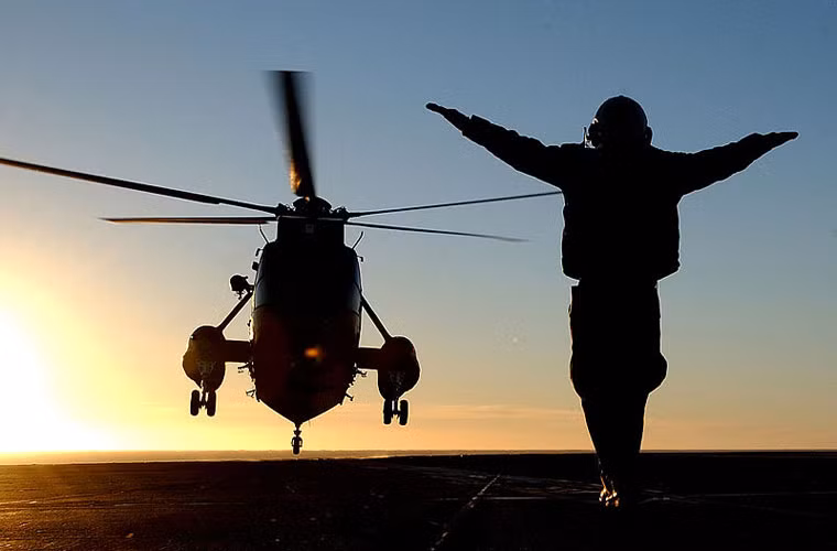 Trực thăng hải quân hạ cánh trên boong tàu.