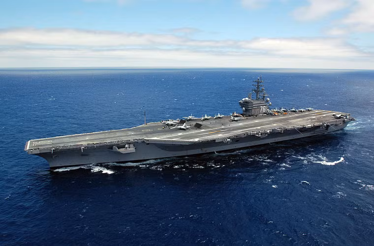 USS Ronald Reagan (CVN-76) có lượng giãn nước toàn tải 101.400 tấn, dài 332,8m, rộng 76,8m, mớn nước 11,3m.