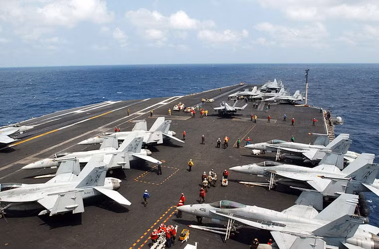 Nó có thể chở đến 90 máy bay các loại. Theo wiki, tàu sân bay Nimitz được biên chế Không đoàn không quân hạm 11 gồm các phi đội tiêm kích 14/41 trang bị máy bay F/A-18E/F Super Hornet; phi đội cảnh giới 117 trang bị máy bay báo động sớm E-2C; phi đội trực thăng 6 trang bị SH-60F Seahawk và phi đội hậu cần 30 trang bị máy bay vận tải trên hạm C-2A Greyhound.